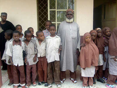 「夢は博士」の88歳、7歳児と一緒に勉強中 ナイジェリア