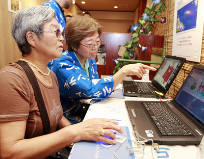 ネットにハマるハイテクおばあちゃん増加中