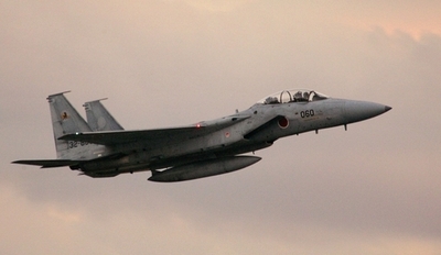 空自F15戦闘機からタンク落下