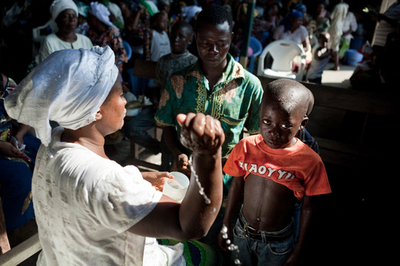 「悪魔払い」で路上に追われる子どもたち、コンゴ