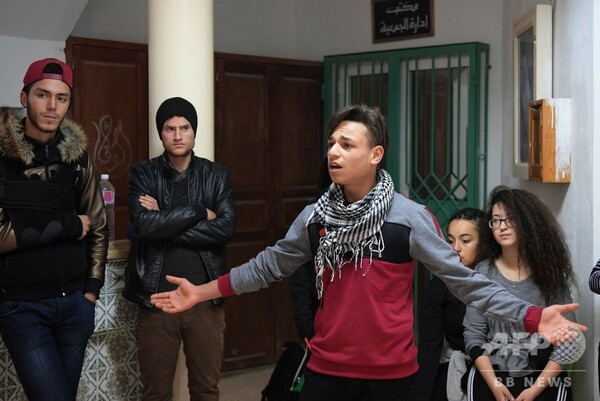 「自由」を得た革命から8年、困窮する若者 チュニジア