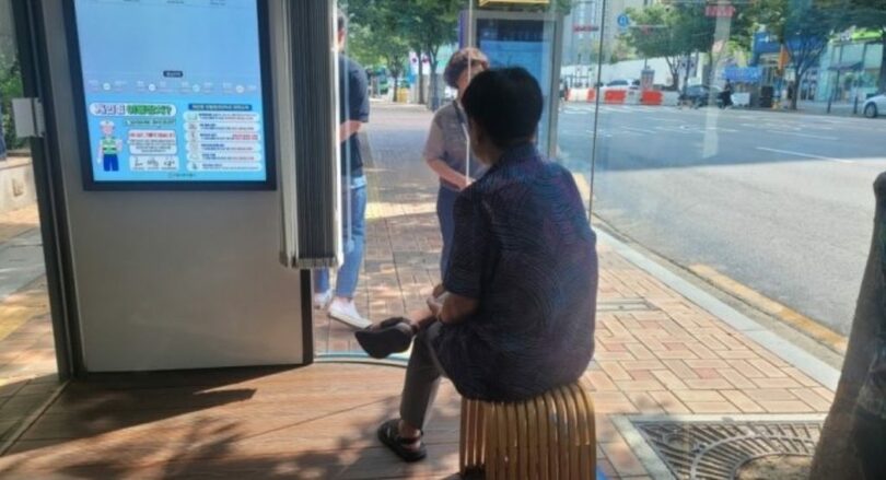 今月3日午後3時ごろ、ソウル市城東区役所前のバス停に設置された「スマート憩いの場」。近くに住むキム・テボムさん(63)がここに座って友達を待っている(c)MONEYTODAY