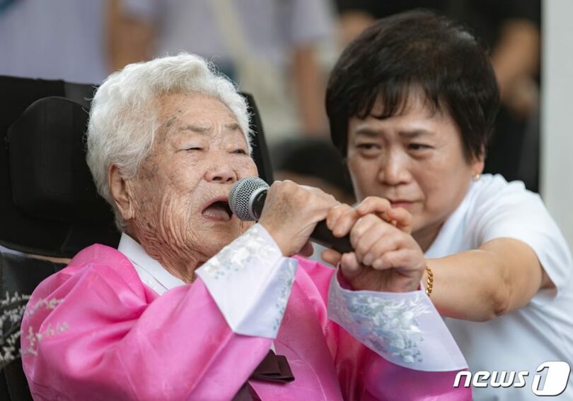 2023年8月12日、「ナヌムの家」で開かれた「日本軍慰安婦被害者をたたえる日」記念式で発言するイ・オクソンさん(c)news1