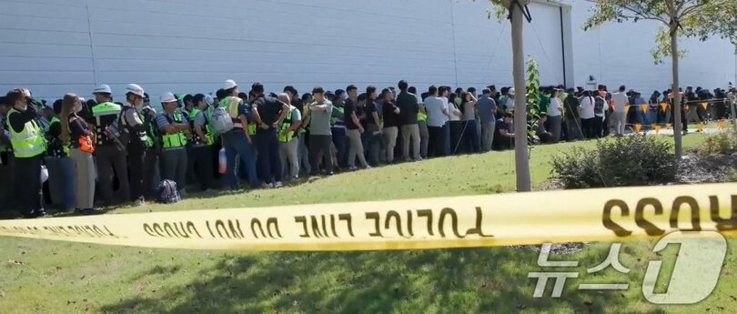 韓国人労働者らを連行する米移民当局＝ICE公開映像(c)news1