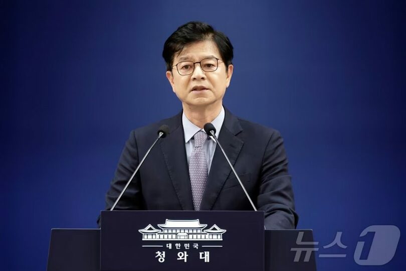大統領府での記者会見に臨むソン・ギホン大統領府広報疎通首席秘書官＝7月10日(c)news1