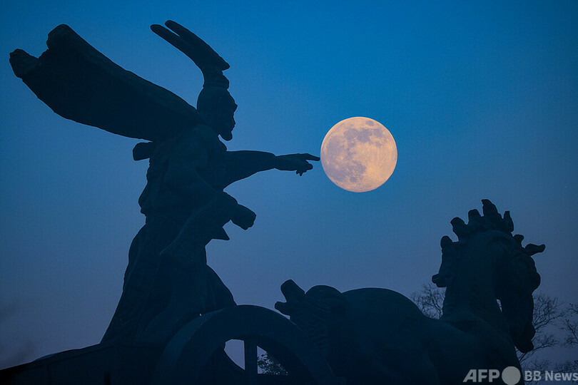 今年最後の「スーパームーン」が夜空を照らす