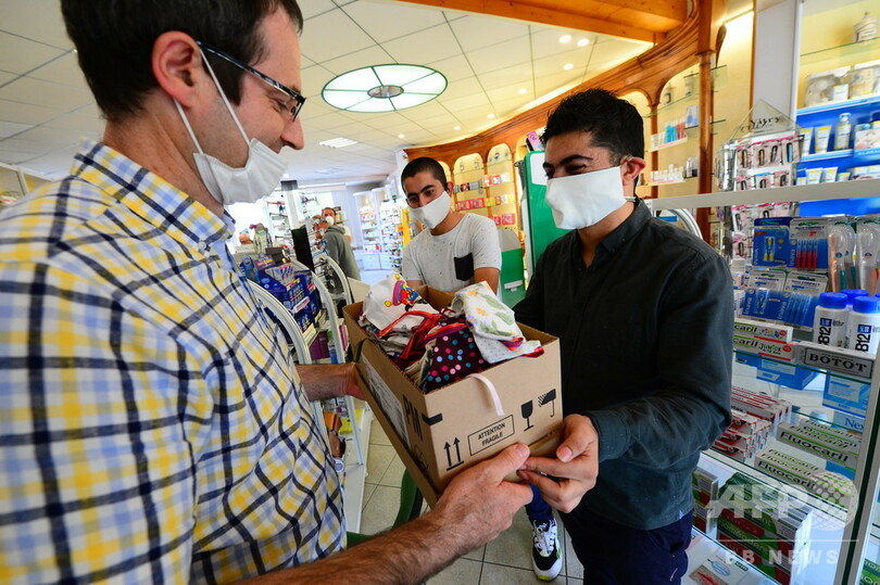 シリア系クルド人の難民一家、マスク作りが地域住民との橋渡しに 仏