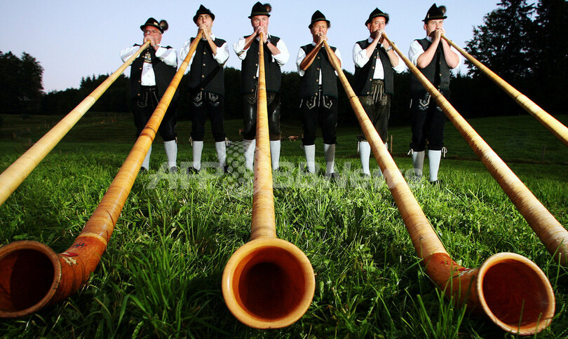 ドイツで250人のアルペンホルンの演奏 写真11枚 国際ニュース:AFPBB News