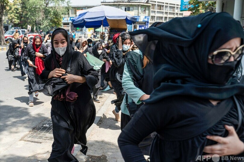 タリバン、女性の権利求めるデモに威嚇射撃 アフガン