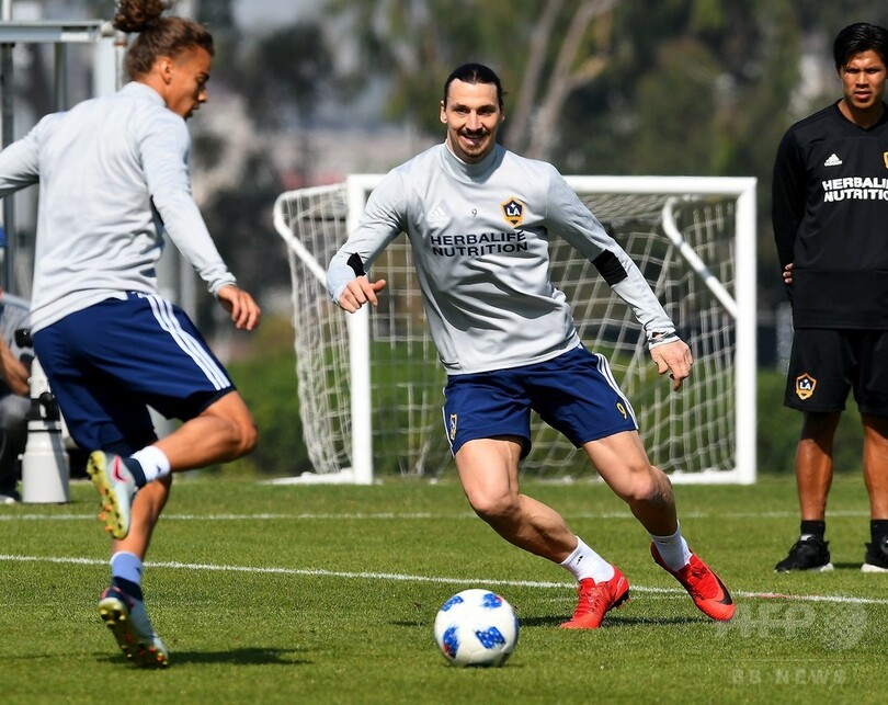 イブラがギャラクシー入団会見、デビュー戦を前に「若々しい気分」