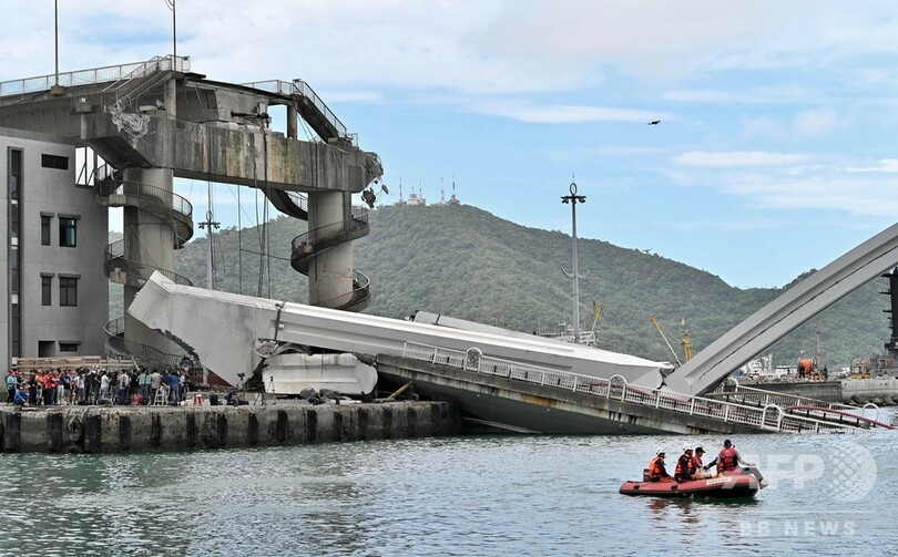 台湾で橋崩落 12人負傷、6人が下敷きになった可能性