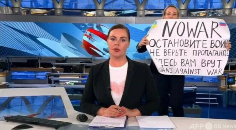 ロシアTVで抗議の女性、独紙の記者に