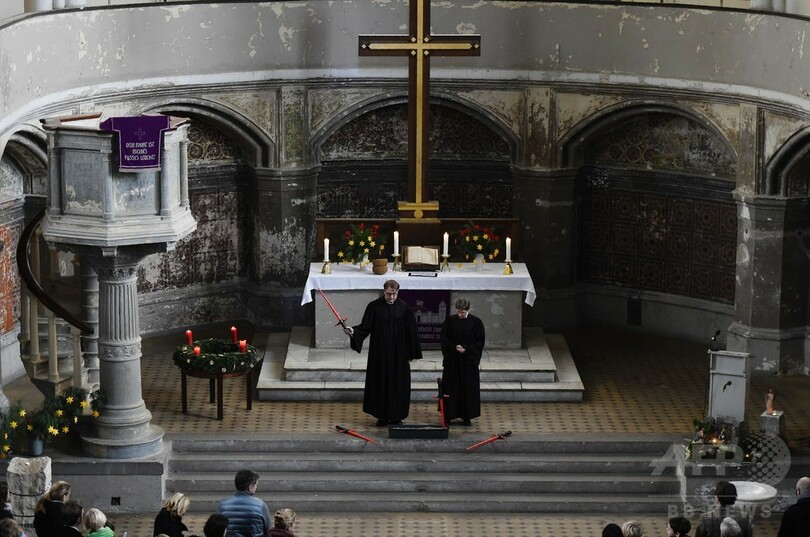 ドイツ教会で「スター・ウォーズ」礼拝、ライトセーバー手に説教