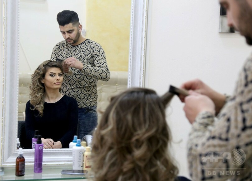 裸にジャケット、キャスターも一肌脱いで視聴者獲得 アルバニア