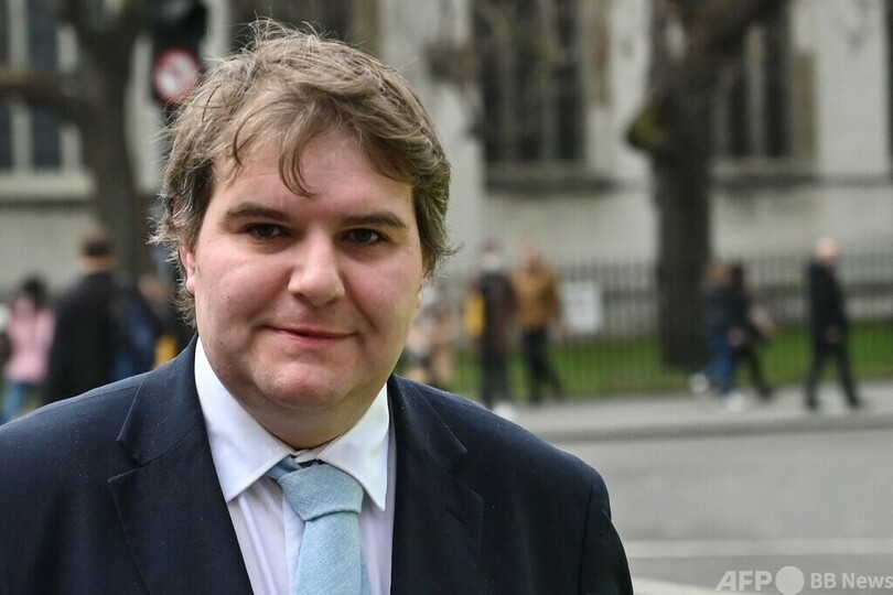 英議員、初のトランスジェンダー公表 称賛の声相次ぐ