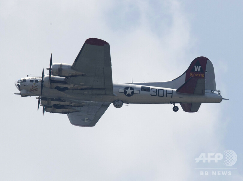 第2次大戦時の爆撃機、着陸失敗で米空港施設に衝突 7人死亡9人負傷