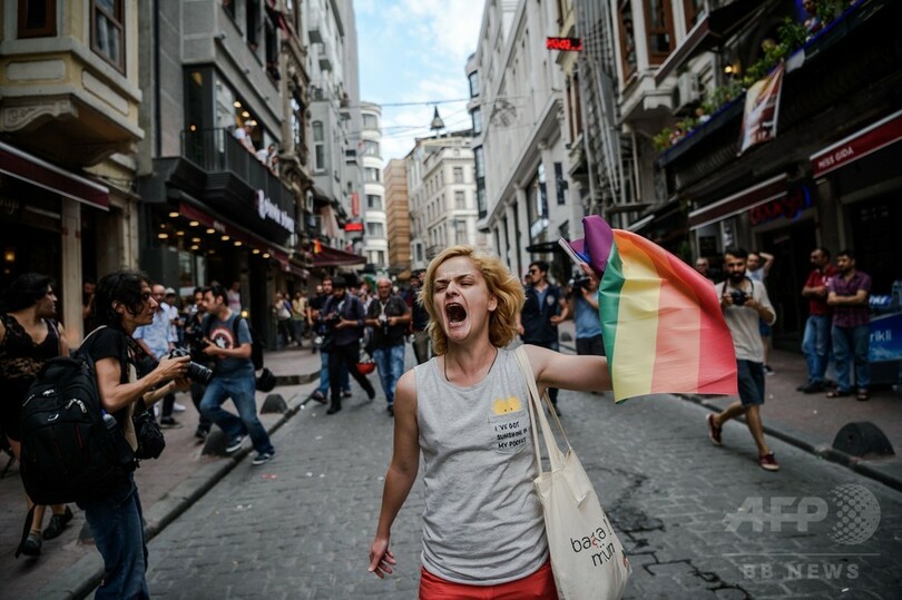 トルコ機動隊、「ゲイ・プライド」パレードにゴム弾使用