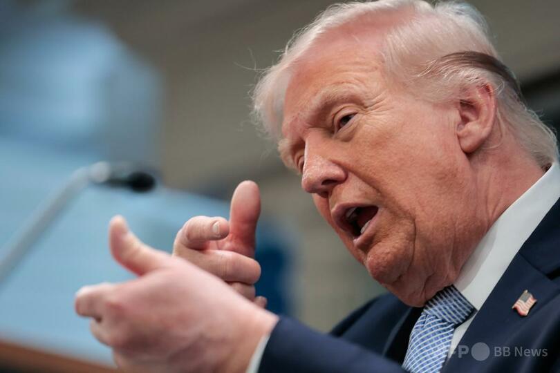 米ホワイトハウスにあるジェームズ・S・ブレイディ記者会見室で、イランでの紛争について話しながら銃を撃つまねをするドナルド・トランプ大統領（2026年4月6日撮影）。(c)Kent Nishimura/AFP
