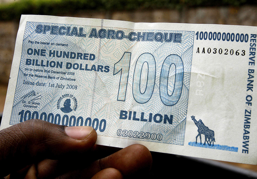 年間インフレ率220万％のジンバブエ、「1000億ドル札」が登場 