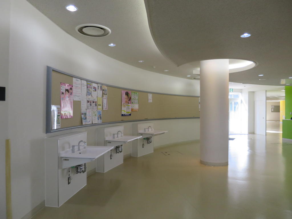 江戸川大学が新型コロナウイルス感染症対策として各棟エントランスに手洗い場を増設 江戸川大学が新型コロナウイルス感染症対策として各棟エントランスに手洗い場を増設