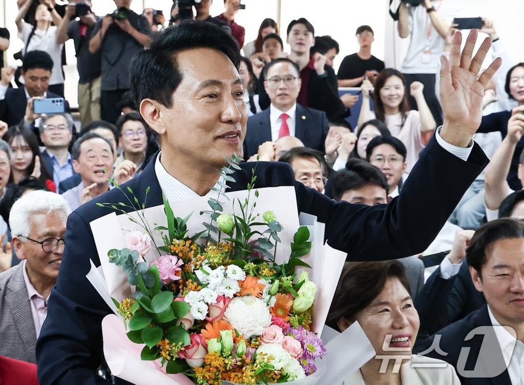 激戦のソウル市長選で逆転再選の呉世勲氏、李在明大統領を「謙虚になれ