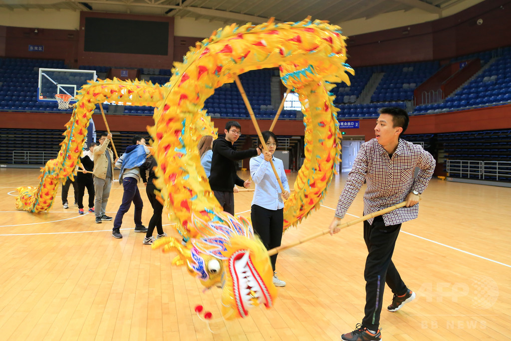 中国伝統の「竜舞」を授業に導入、学生に人気 浙江省の大学 写真6枚 国際ニュース：AFPBB News