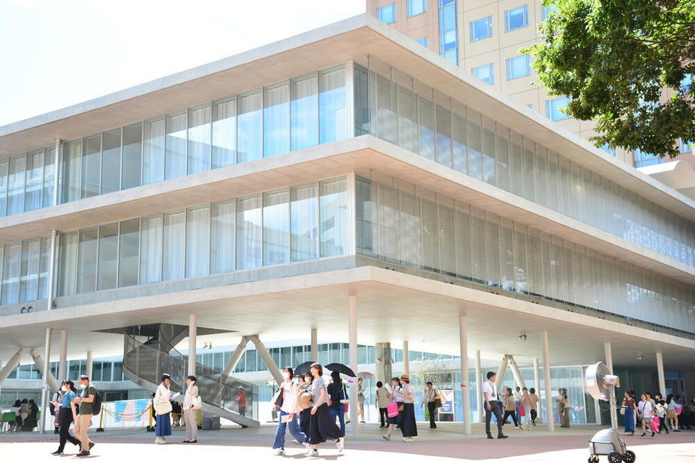 4年ぶりに参加人数制限のない夏のオープンキャンパスが盛況 4,000名を超える来場者へ本学の学びの魅力を発信 写真1枚 国際