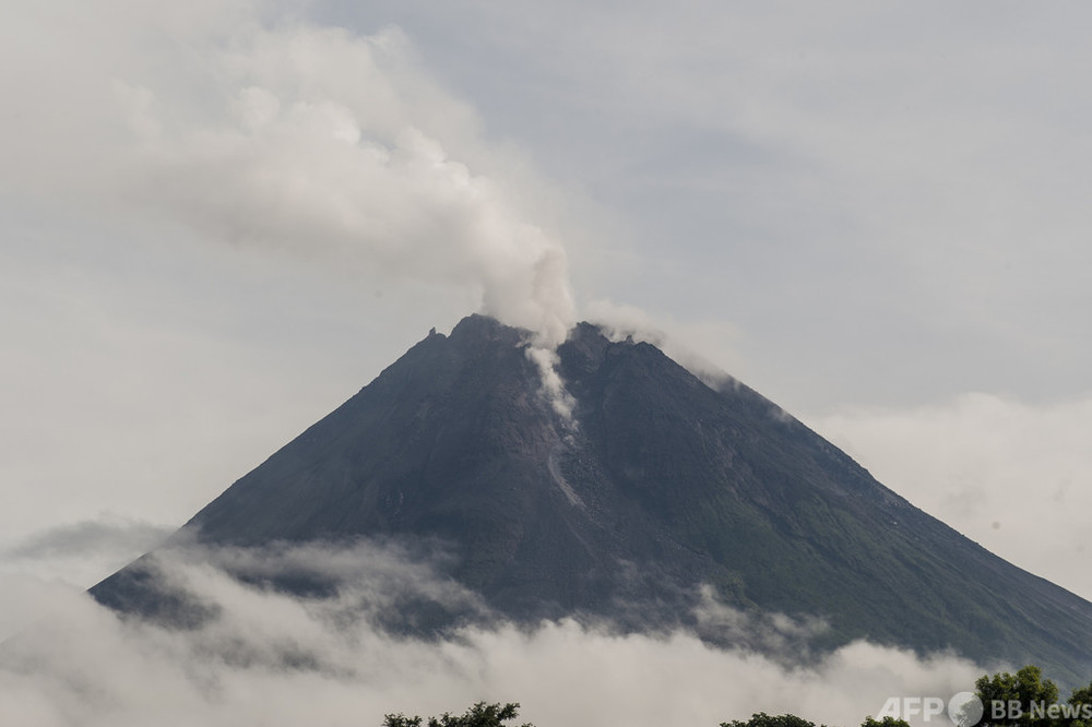 ムラピ山が岩石噴出 インドネシアで最も活発な火山