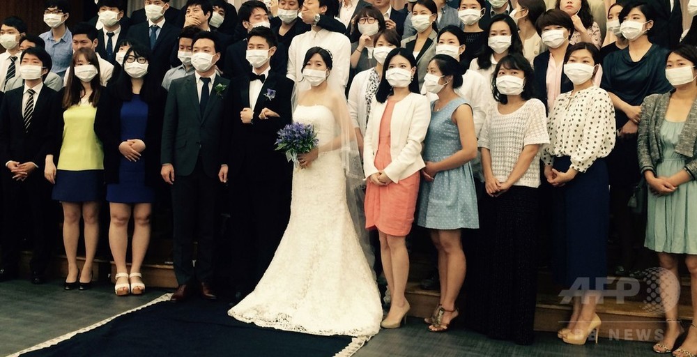 マスク姿の結婚式写真 韓国mers不安の象徴に 写真1枚 国際ニュース Afpbb News