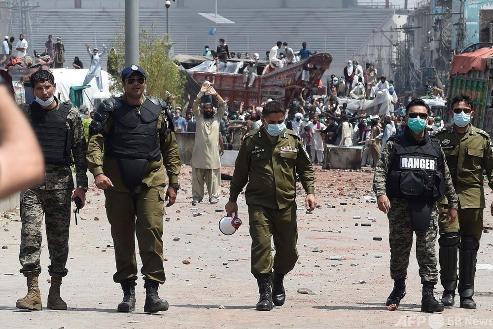 国際ニュース：AFPBB News反仏運動のパキスタン原理主義組織 人質の警官11人を解放