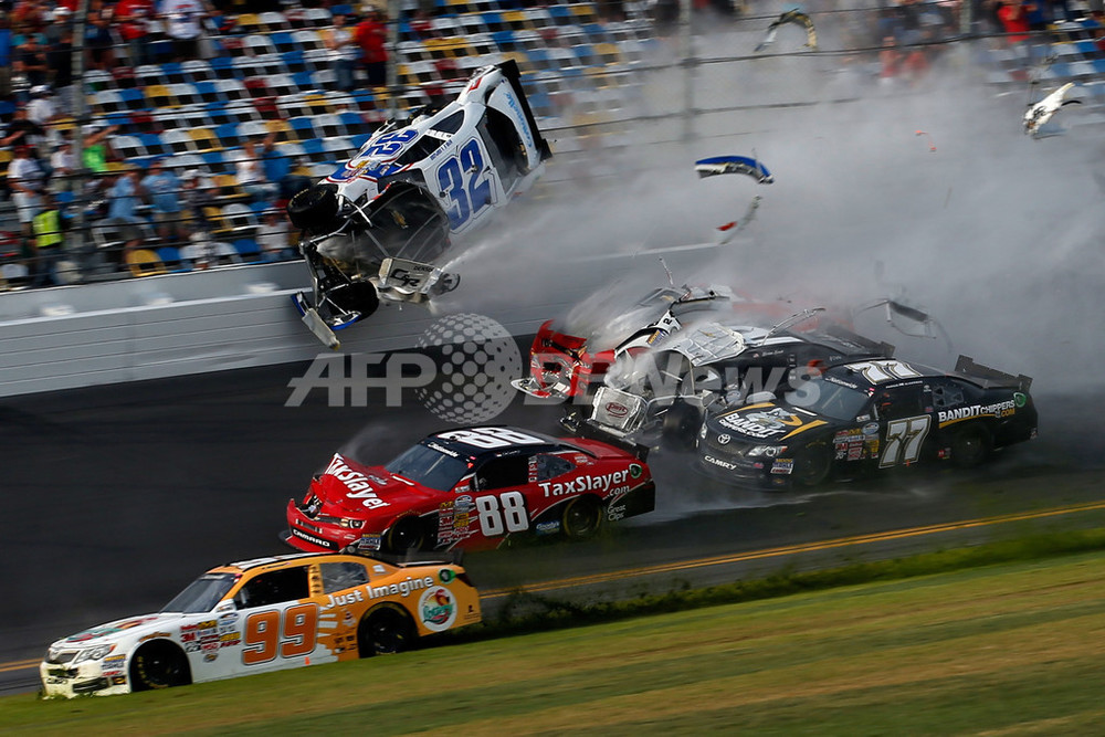 NASCARでクラッシュ、フェンス破損で観客が負傷 写真15枚 国際ニュース