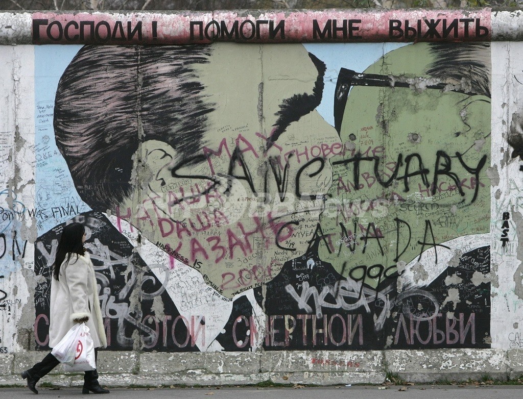 ベルリンの壁に描かれた象徴的なキスシーン 今月復活へ 国際ニュース Afpbb News