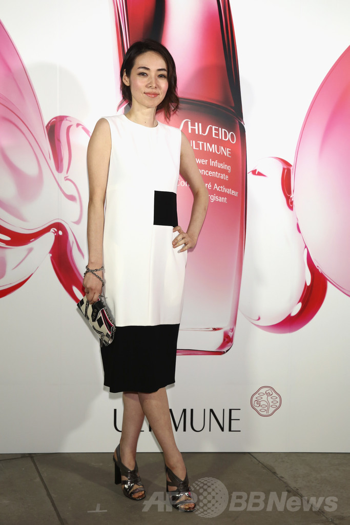 東信氏の作品で鮮やかな赤を表現、「SHISEIDO」新美容液