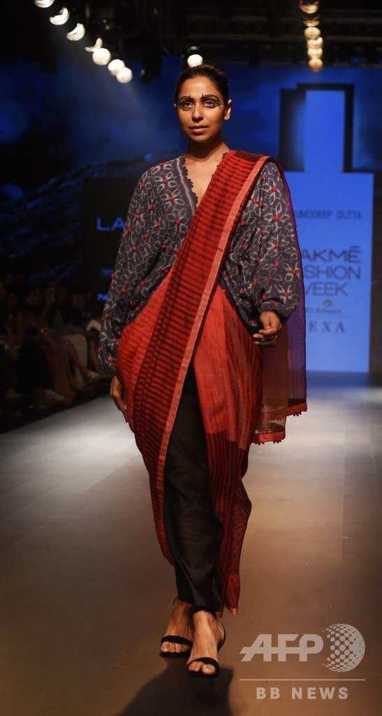 インドでファッションウィーク、地元デザイナーらが新作