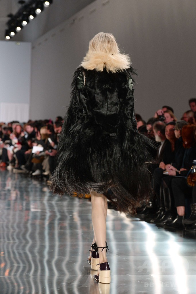 ピエロ風の奇抜なモデルでインパクト、「メゾン マルジェラ」15/16秋冬