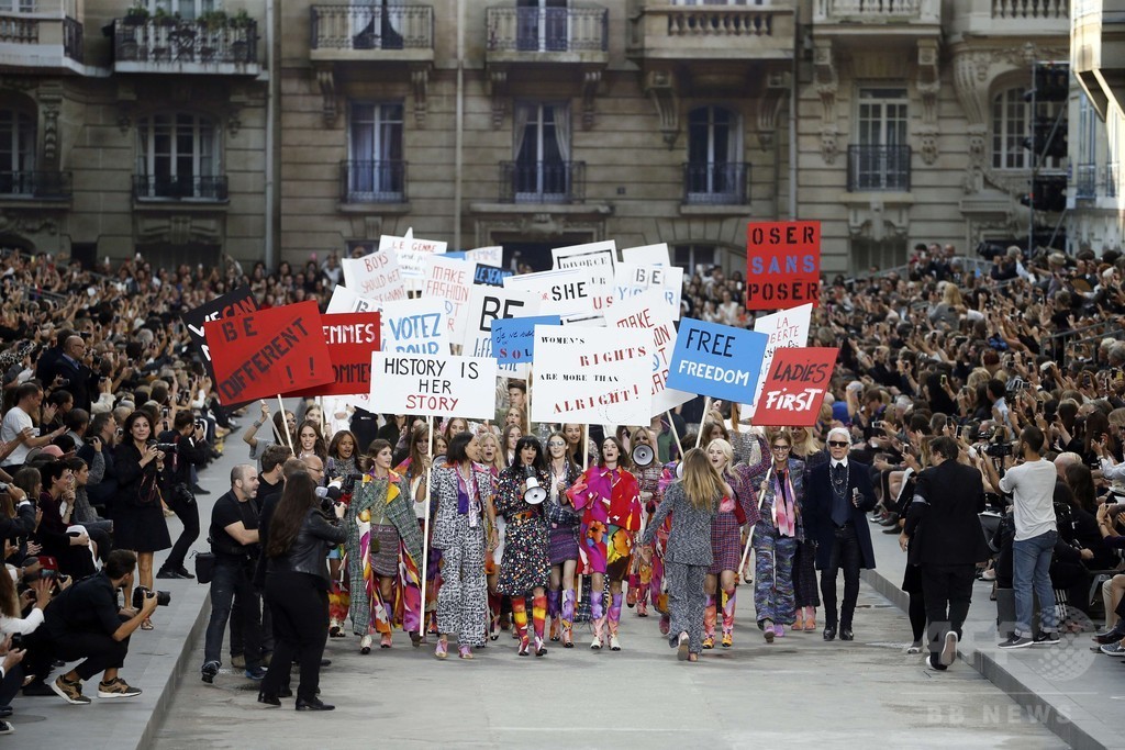 「戦争ではなくファッションを創ろう！」モデルらがデモ行進、「シャネル」15年春夏