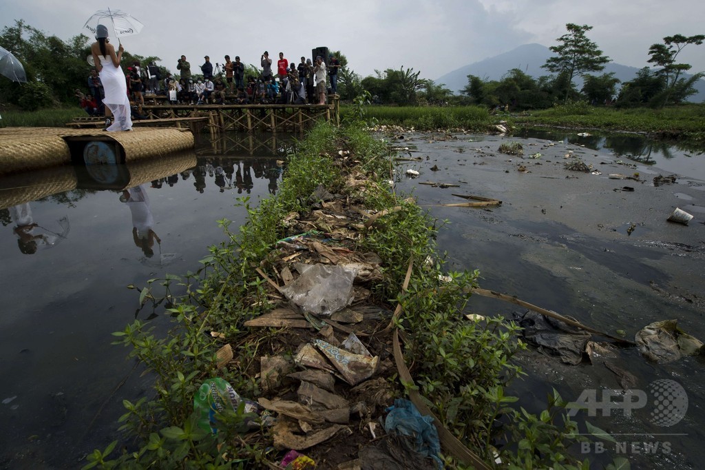 ファッションショーにガスマスク、環境破壊を告発 インドネシア