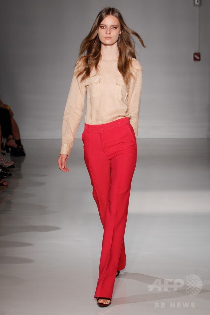 膝下丈のスカートでエレガントに、「ジル・スチュアート」15年春夏