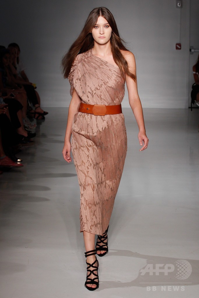 膝下丈のスカートでエレガントに、「ジル・スチュアート」15年春夏