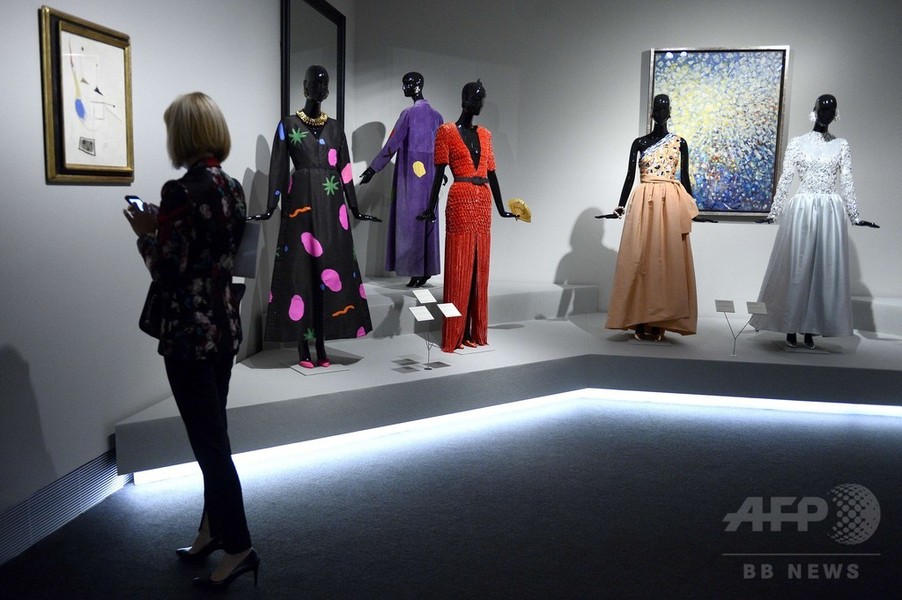 ユベール・ド・ジバンシィ初の回顧展、マドリードの美術館で開催
