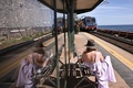 イタリア北西部チンクエテッレ国立公園のマナローラの駅で列車を待つ女性（2021年6月24日撮影）。(c)MARCO BERTORELLO / AFP