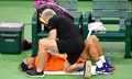 テニス、BNPパリバ・オープン、男子シングルス準決勝。第3セット途中に治療を受けるラファエル・ナダル（下、2022年3月19日撮影）。(c)Frederic J. BROWN/ AFP