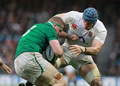ラグビーシックスネイションズ（Six Nations Rugby 2013）は10日、第2週の1試合が行われ、イングランドが12-6でアイルランドを下し、グランドスラム（全勝優勝）へ向けて開幕2連勝を飾った。

イングランドのジェームス・ハスケル（James Haskell、右）のタックルを受けるアイルランドのジェイミー・ヒースリップ（Jamie Heaslip、2013年2月10日撮影）。(c)AFP/PETER MUHLY