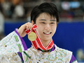 15-16フィギュアスケートグランプリ（GP）シリーズ第6戦、NHK杯、男子シングル・フリースケーティング（FS）。表彰式でメダルを掲げて喜ぶ羽生結弦（2015年11月28日撮影）。(c)AFP/TOSHIFUMI KITAMURA