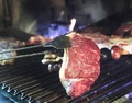 アルゼンチン産牛肉のステーキ。首都ブエノスアイレスのレストランで（2000年11月8日撮影、資料写真）。(c)MIGUEL MENDEZ / AFP