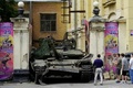 ロシア・ロストフナドヌーに進軍した民間軍事会社ワグネルの戦車（2023年6月24日撮影）。(c)STRINGER / AFP