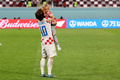 サッカーW杯カタール大会、3位決定戦、クロアチア対モロッコ。娘と勝利を喜ぶクロアチアのルカ・モドリッチ（左、2022年12月17日撮影）。(c)JACK GUEZ/ AFP