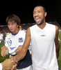 サッカーAFCチャンピオンズリーグ2008を制し歓喜するガンバ大阪の下平匠（%%Takumi Shimohira%%）とルーカス（右）。（2008年11月12日撮影）。(c)AFP/William WEST