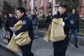 中国・北京で、男の襲撃があった西城区の小学校で、証拠品を運ぶ捜査官ら（2019年1月8日撮影）。(c)Greg Baker / AFP