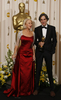 2008年2月24日、米カリフォルニア（California）州ハリウッド（Hollywood）で行われた第80回アカデミー賞（80th Academy Awards）授賞式で主演男優賞を受賞したダニエル・デイ・ルイス（Daniel Day-Lewis、右）とプレゼンターを務めた女優のヘレン・ミレン（Helen Mirren）。(c)AFP/Robyn Beck